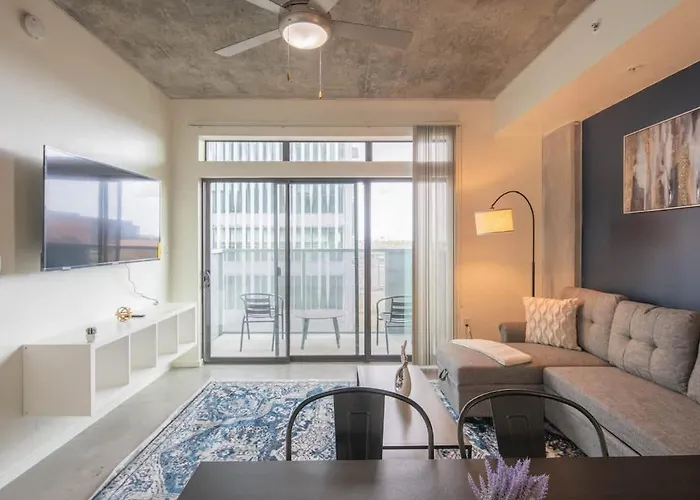 Lovely 1Bd - Central Downtown - Gym, Pool, Parking
