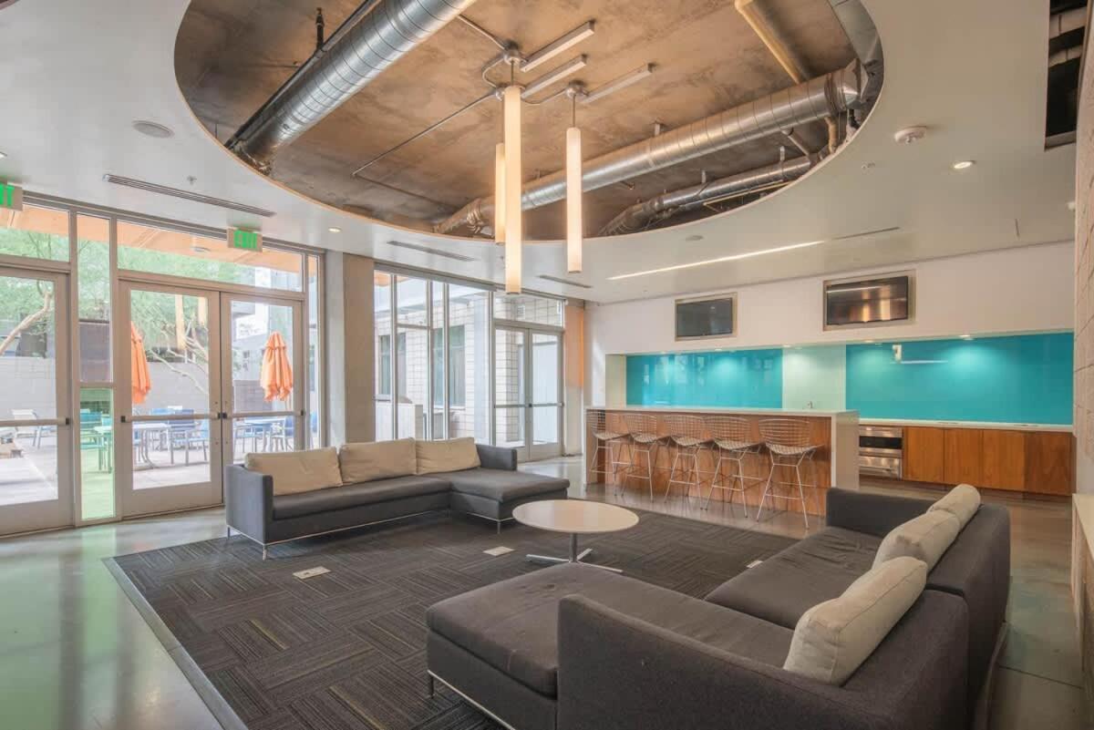 Lovely 1bd - Downtown - Gym, Pool, Parking *