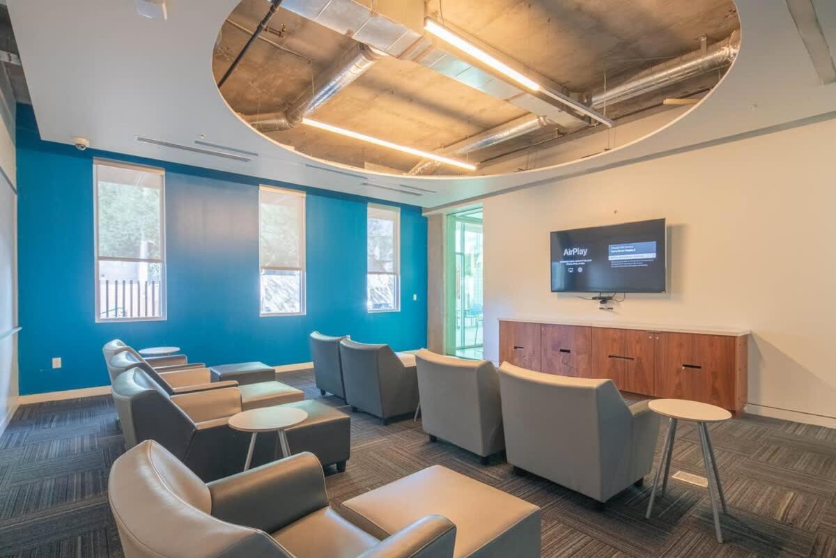 Lovely 1bd - Downtown - Gym, Pool, Parking *