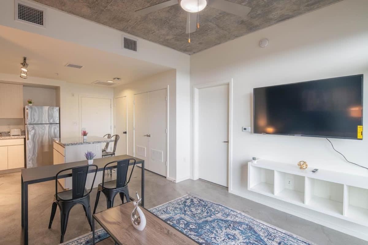 Apartment Lovely 1bd - Downtown - Gym, Pool, Parking