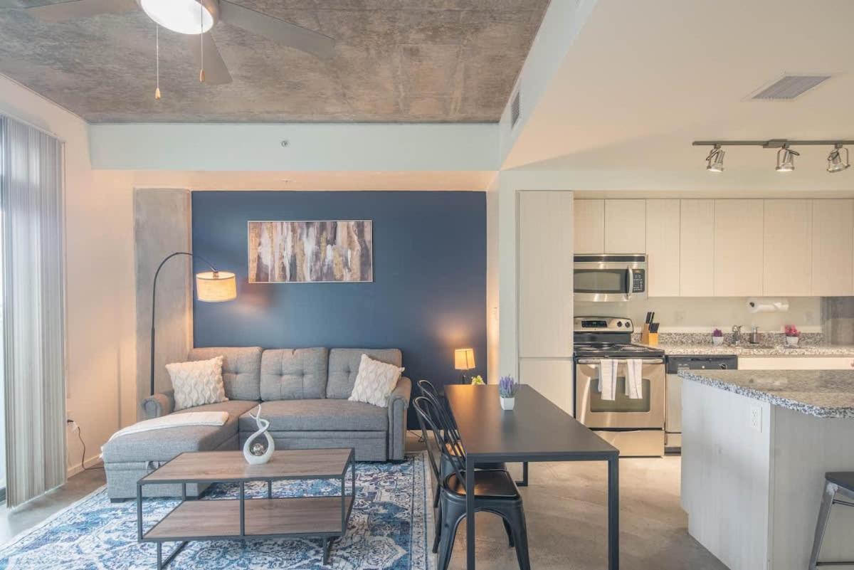 Lovely 1bd - Downtown - Gym, Pool, Parking *