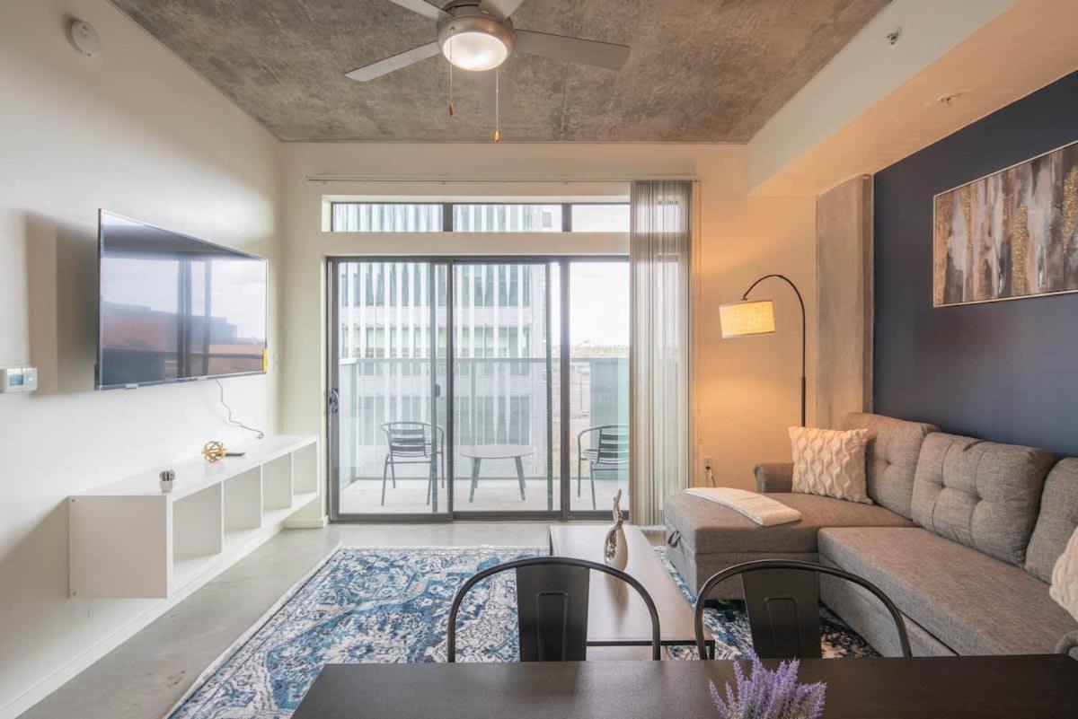 Lovely 1bd - Downtown - Gym, Pool, Parking *